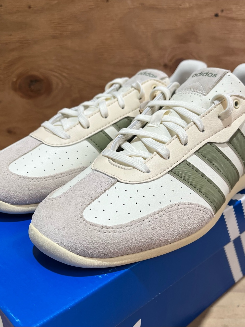 Adidas Barreda Lo Cloudfoam Super
Off White Tent Green Women Size Sneaker NWT